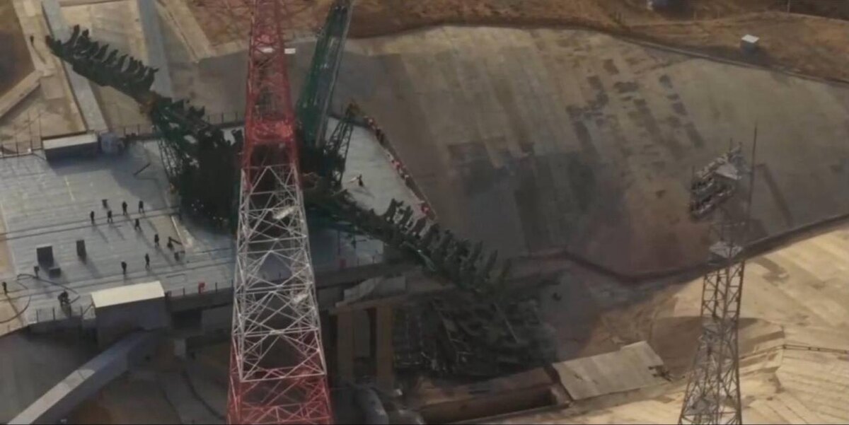 Фото из сети. Ракета благополучно взлетела, а вот на стартовом столе - беда.