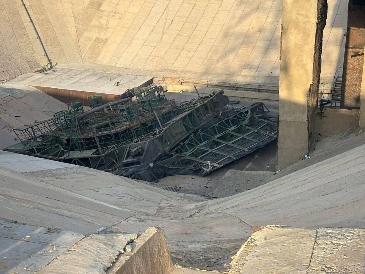 Фото поближе. Сверху на предыдущем снимке мастштаб катастрофы не очень виден. 