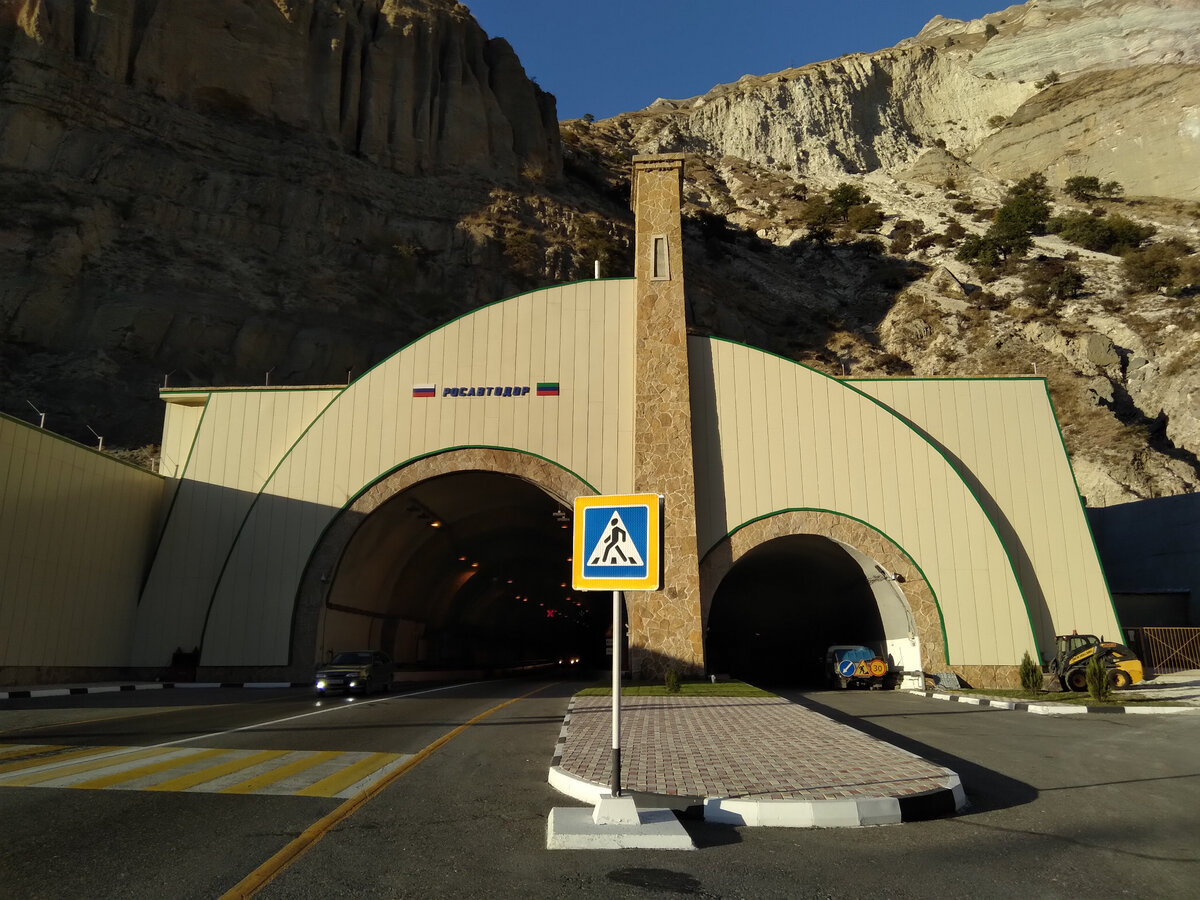 Вид Кавказских гор и Гимринского тоннеля