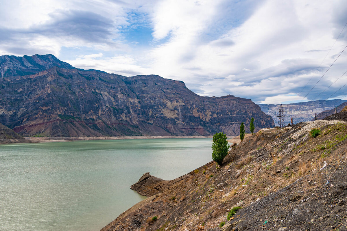 Ирганайское водохранилище (чистая и загрязнённая часть береговой линии)