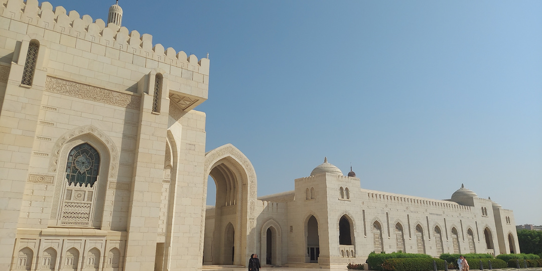 Добро пожаловать в Маскат. Часть 1: о деньгах и о духовном.