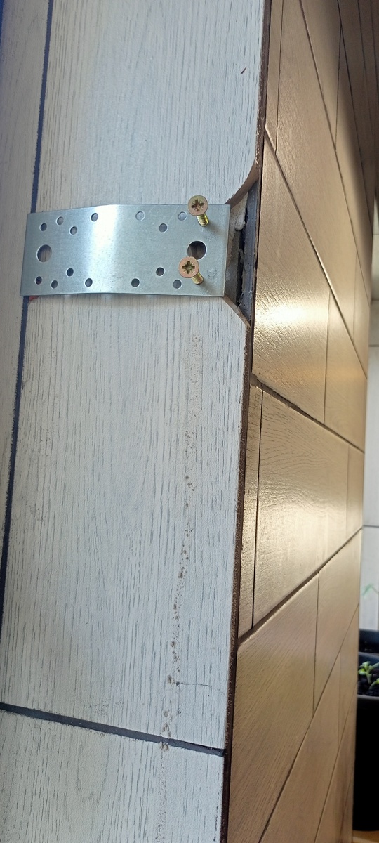 Кусок плитки откололся