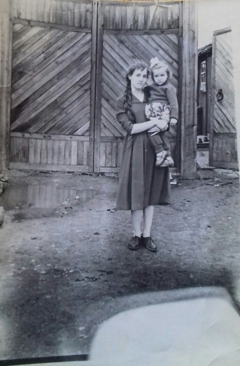 моя мама  и я  возле бабушкиного дома уже в Сибири.