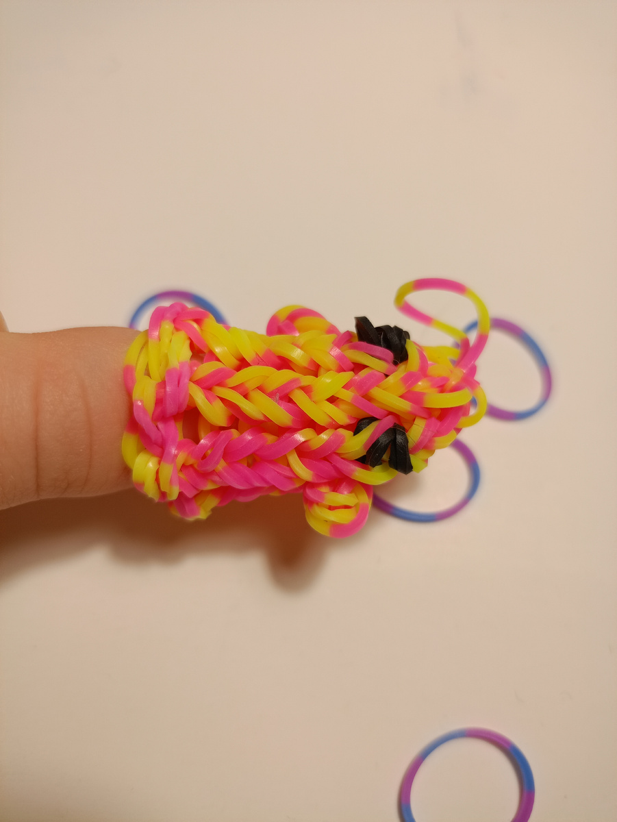 То что интересно в этом приведении его ручки и глазки. И это приведение можно носить как брелок .Ещё это приведение можно одеть на палец или на ручку смотрится очень красиво. 