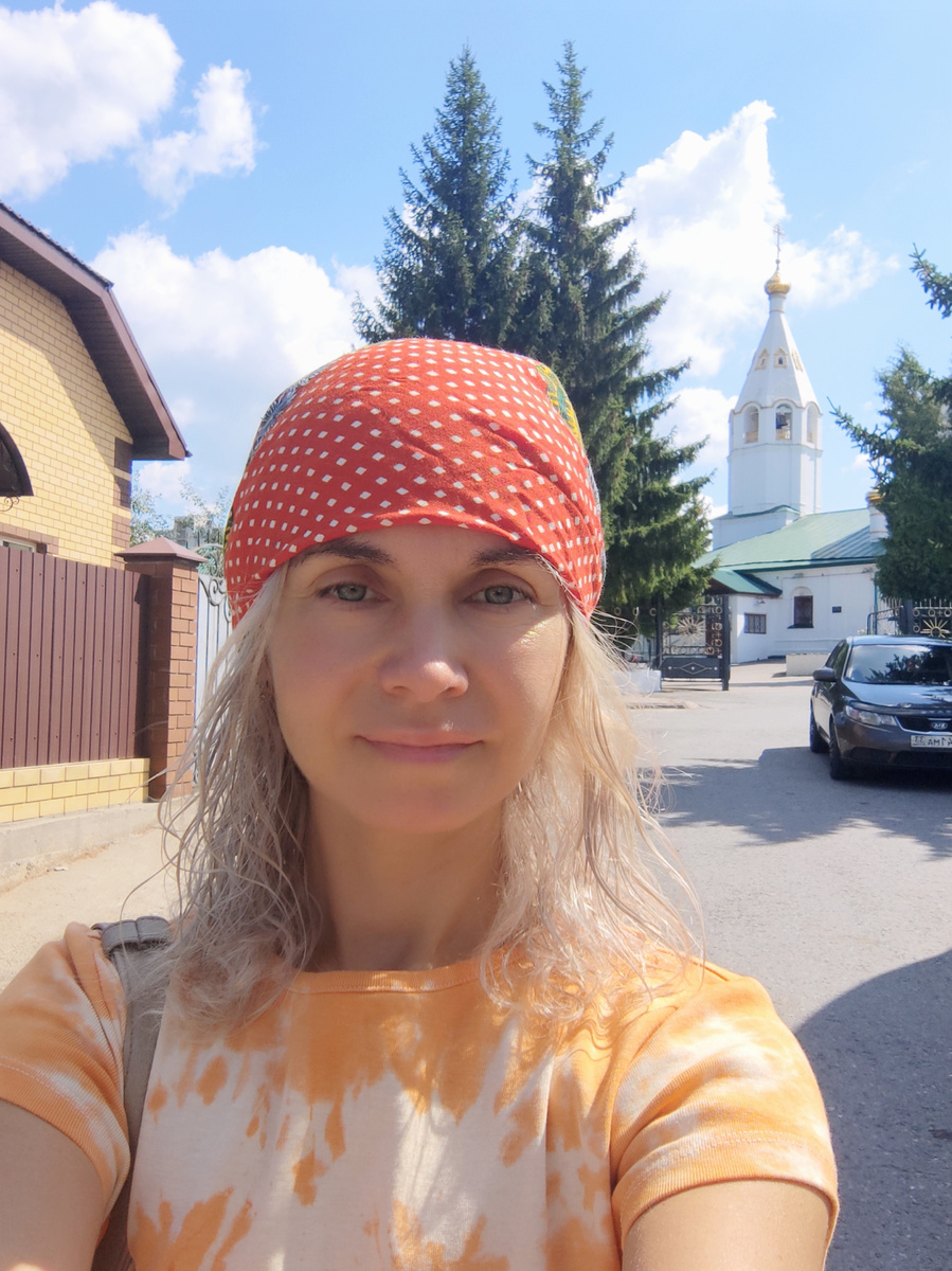 Фото автора. На перекрестке около Спасо - Преображенского монастыря. Чебоксары. 