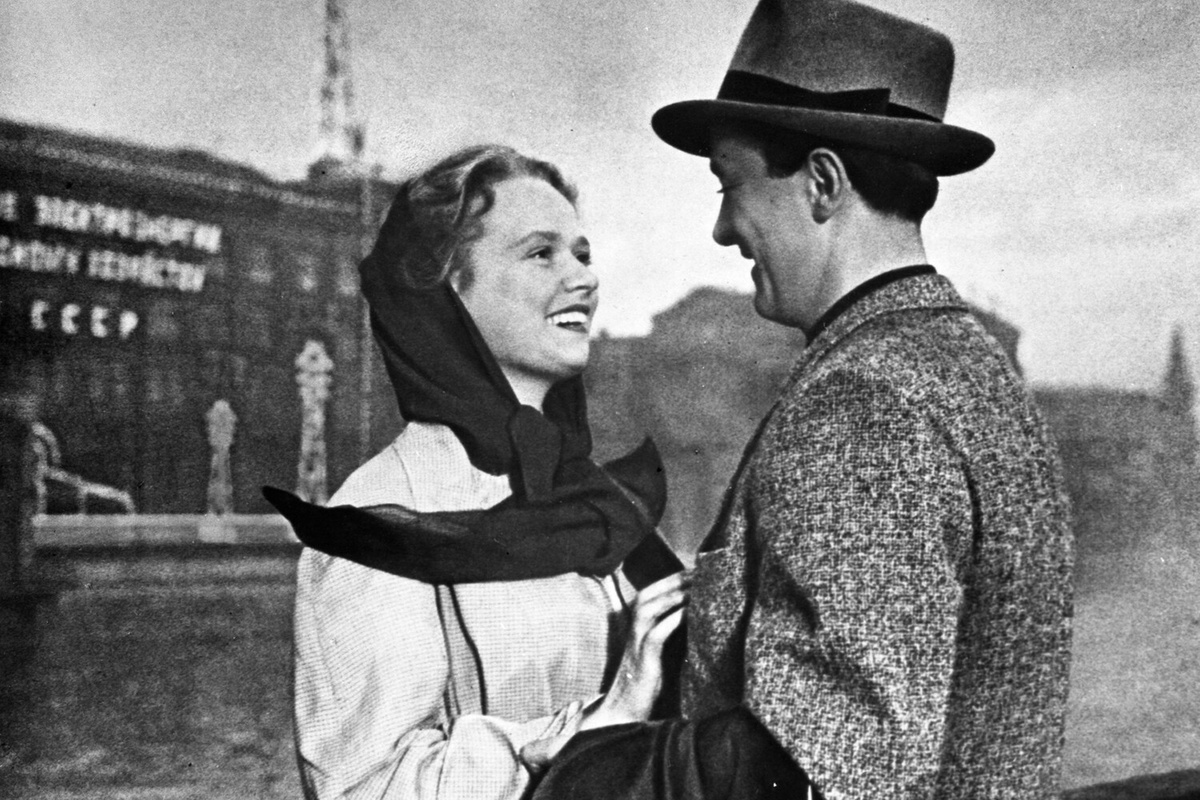Нина Гребешкова и Олег Голубицкий в кадре из фильма "Испытание верности", 1954 год ©РИА Новости  📷