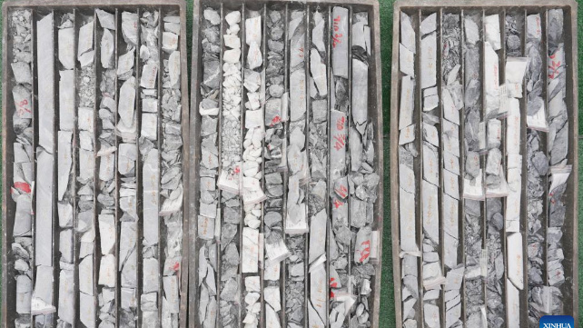 На этой фотографии, сделанной 20 ноября 2024 года, показаны образцы горных пород, извлеченные из скважины на золотом месторождении Вангу в уезде Пинцзян, провинция Хунань в центральном Китае