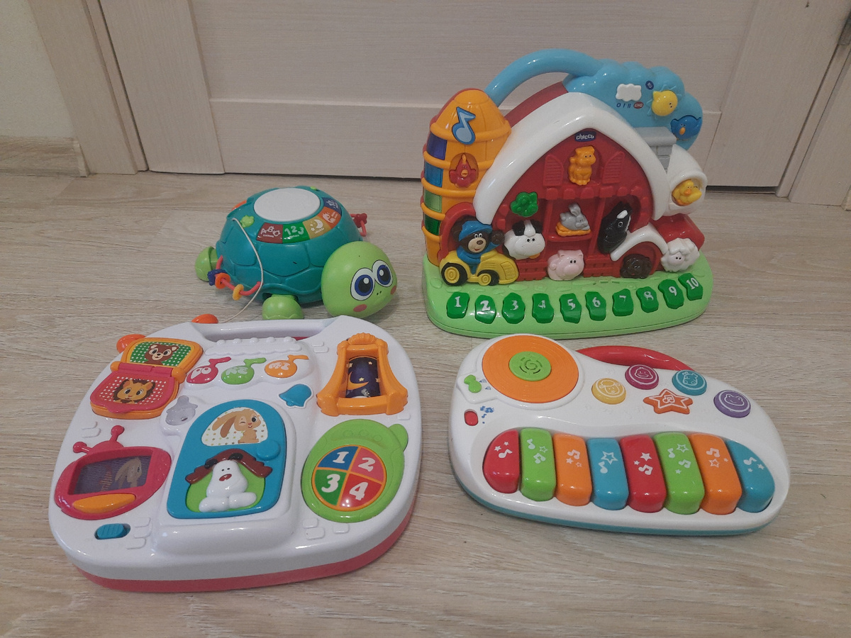 Лишь маленькая часть наших интерактивных игрушек. Ферма и пианино перешли в наследство от старшего