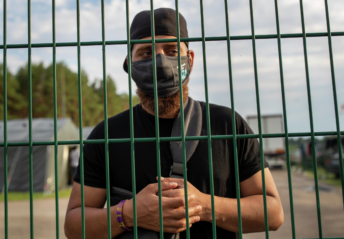 Нелегальный мигрант в лагере на границе © AP Photo