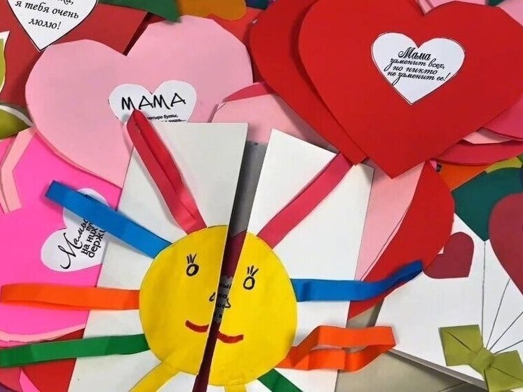     Также они передали теплые слова и песни для мам, находящихся в перинатальном центре. Фото: пресс-служба Минздрава Новгородской области