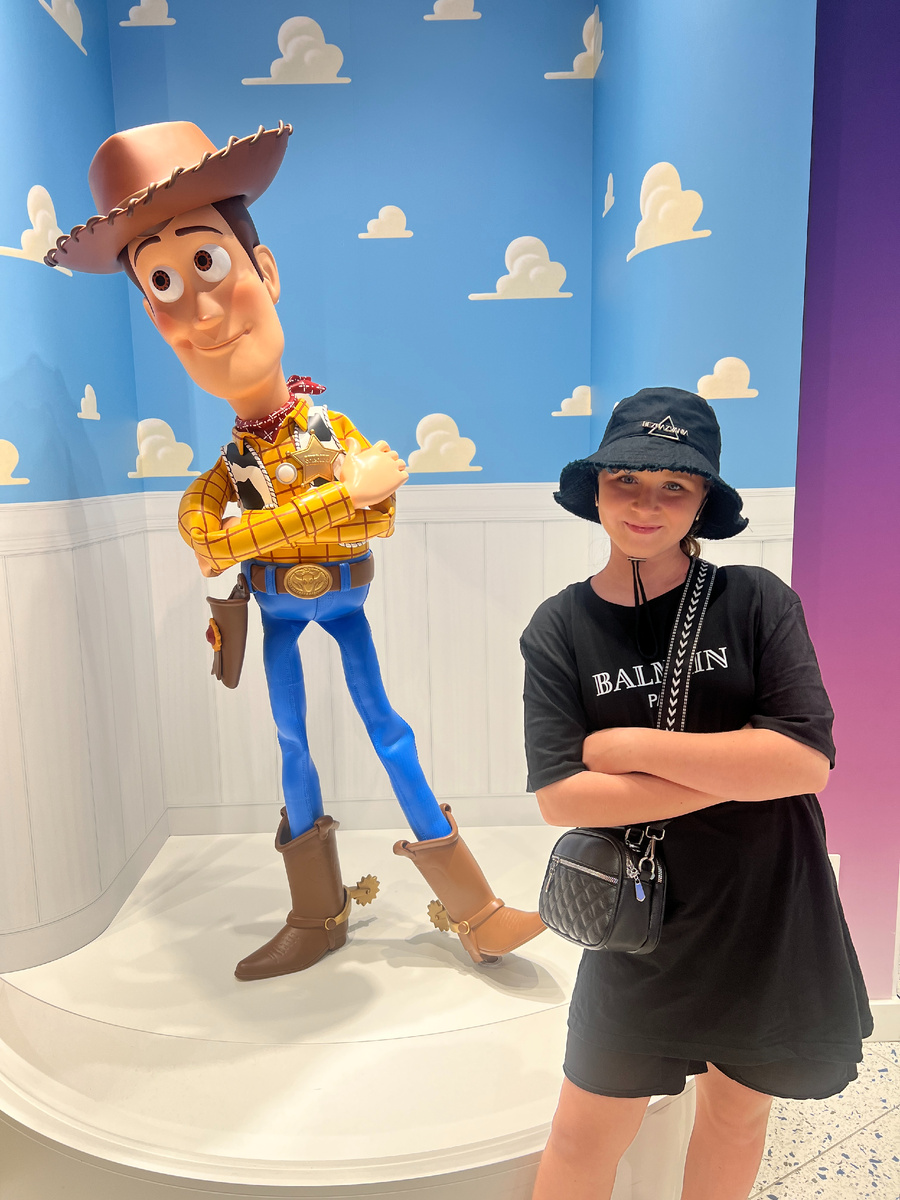 Один из детских магазинов на заднем фоне Woody Pride