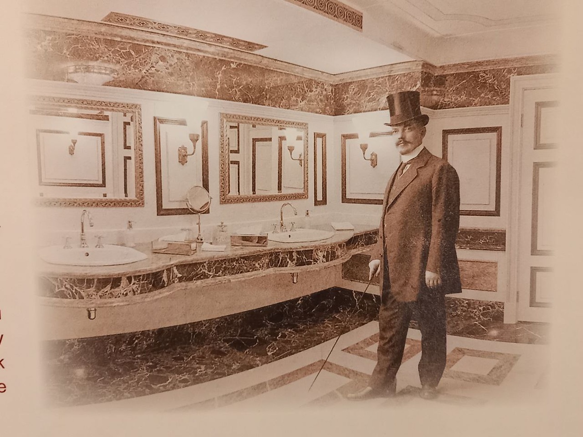 старые фото на стенах Исторического туалета в ГУМе