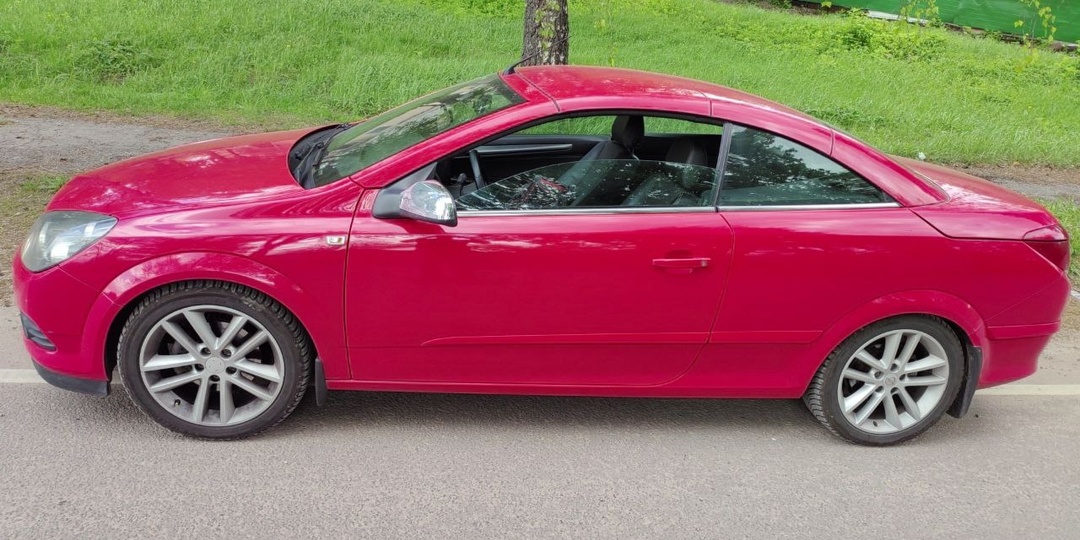 "Ощущение, будто машина выплюнет коробку передач". Как перегонял кабриолет Opel Astra 2009 года из Москвы в Питер