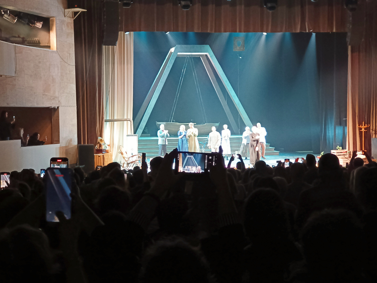 Артисты вышли на поклон. Ликует зритель благодарный! 