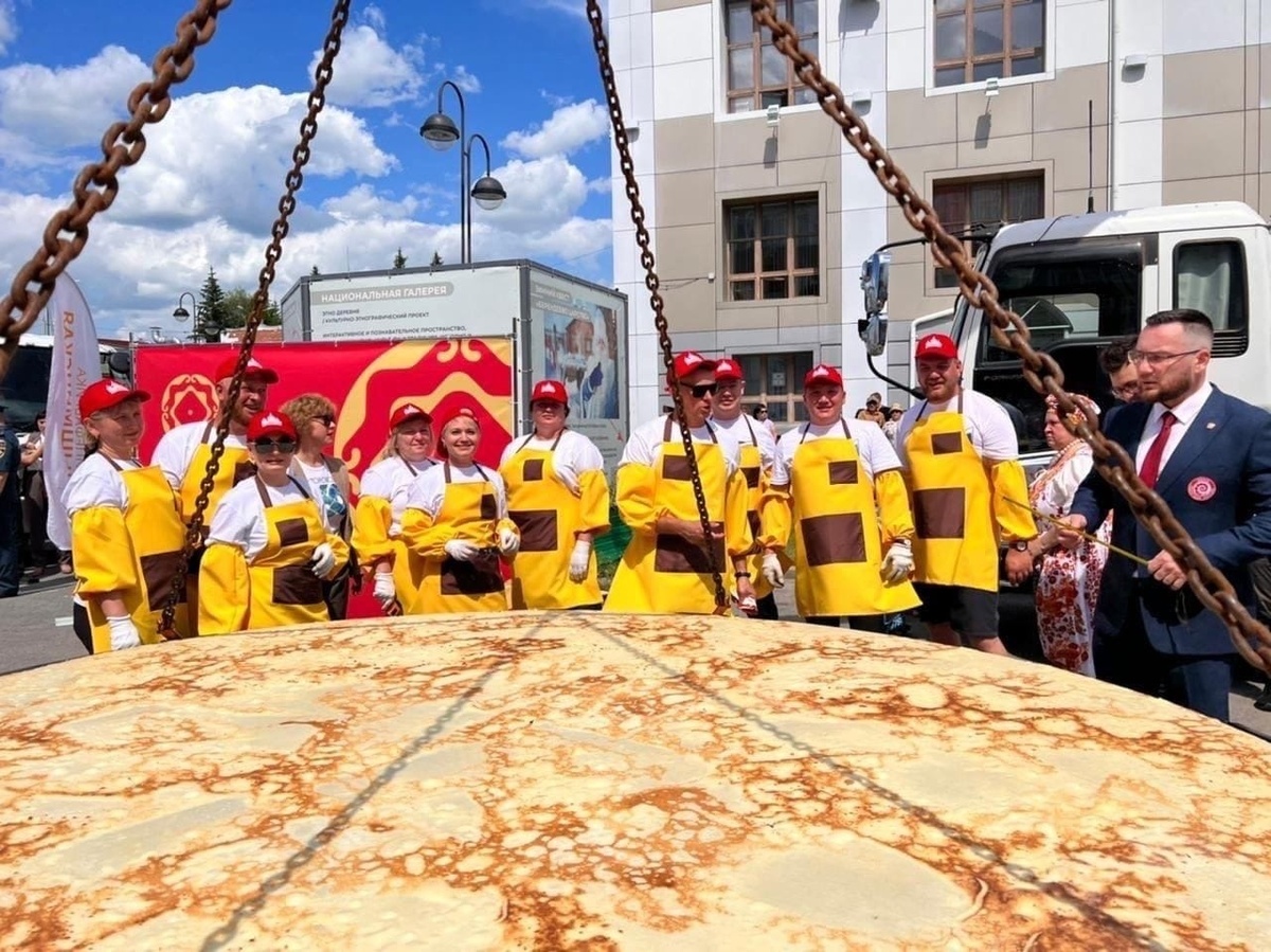 Команда блинопеков Опора России у рекордного блина в Ялуторовске. 2022 г. Рекорд 2,95м