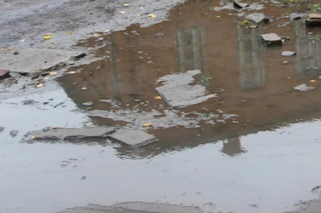    Часто заборы вынуждают пермяков идти по грязи. Фото: АиФ/ Александр Минеев