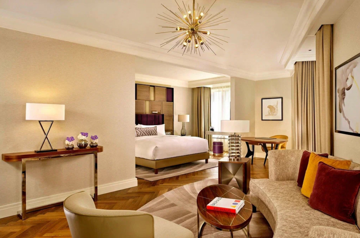 Паркет в номере Ритц Карлтон (Берлин). Обратите внимнаие на ковры. 