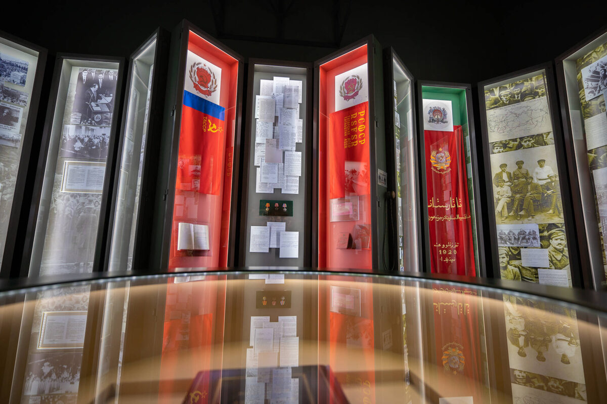 В экспозиции Музея истории государственности татарского народа и Татарстана представлена поэтапная эволюция флага республики со времен Октябрьской революцииФото: © Владимир Васильев / «Татар-информ»