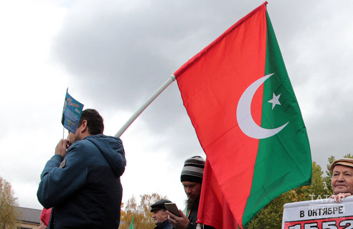 Во время обсуждения вариантов одна из депутатских фракций Верховного Совета выступила резко против полумесяца на флаге, и ее аргументы были принятыФото: © Рамиль Гали / «Татар-информ»