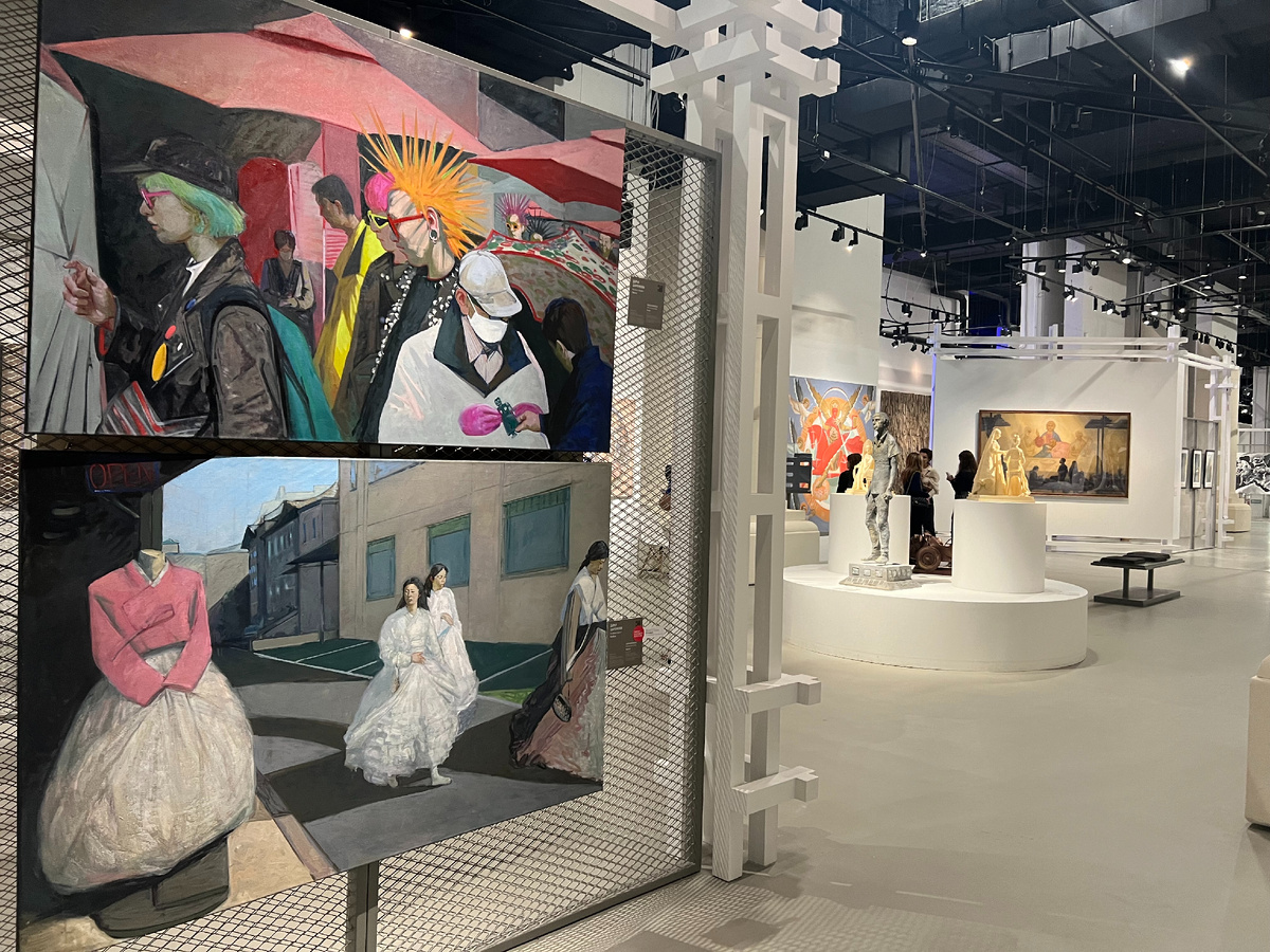 На переднем плане слева Дарья Шаренкова — из серии «Корея» (Панки и Ханбок) // Выставка «ВЫПУСК ’25» в «Зарядье», ноябрь 2025