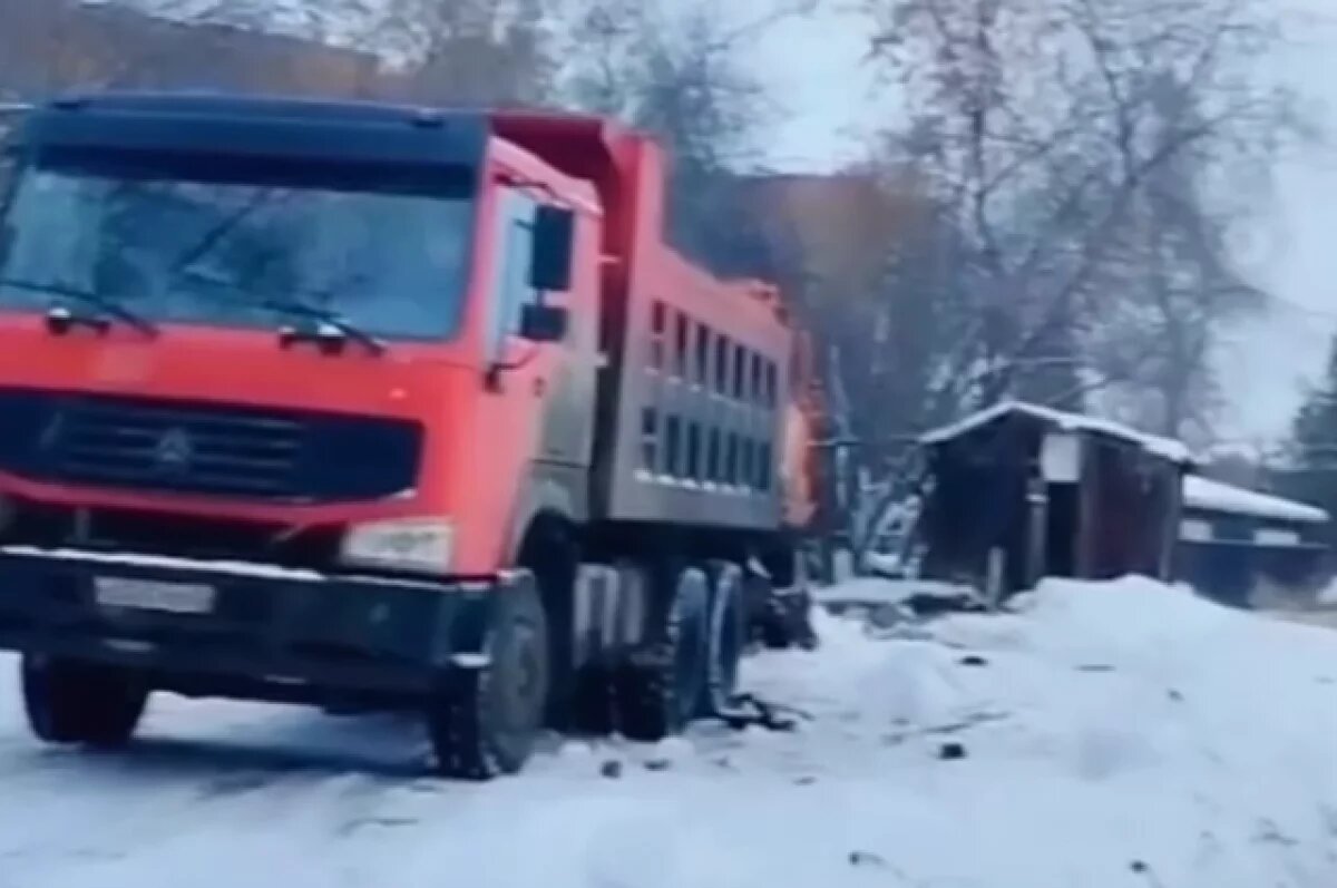    В Томске убрали самовольные постройки во дворе на Красноармейской