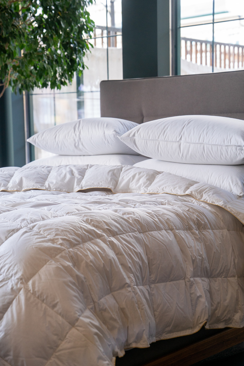 Итальянские пуховые подушки и одеяла Cinelli Piumini в бутике Монпансье в Тюмени