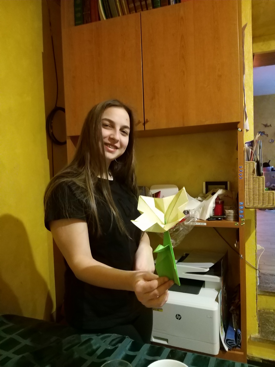 Цветок в технике оригами - подарок любимой сестре на день рождения. (Цветочные магазины-то тоже закрылись, так что за живым букетом тюльпанов было не съездить.)