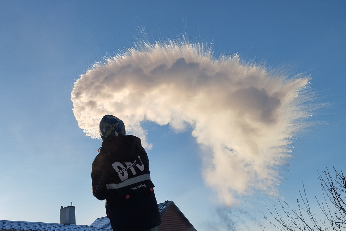 Кипяток на морозе моментально превращается в пар