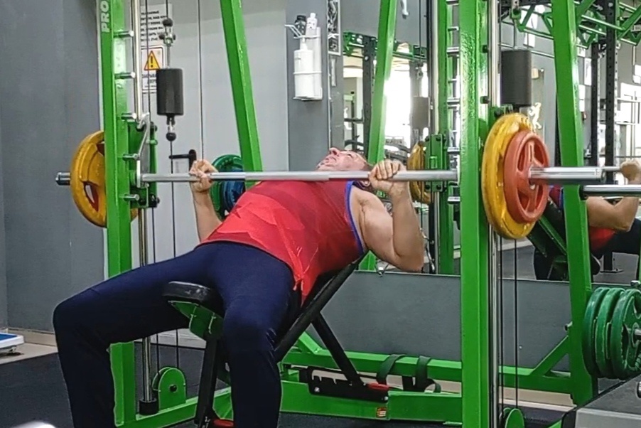 Жим на наклонной скамье в Смите... 