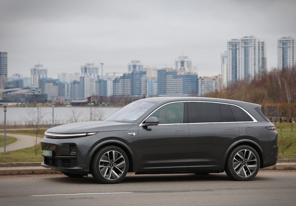 Гибридный кроссовер хорошо подходит для дальних поездок