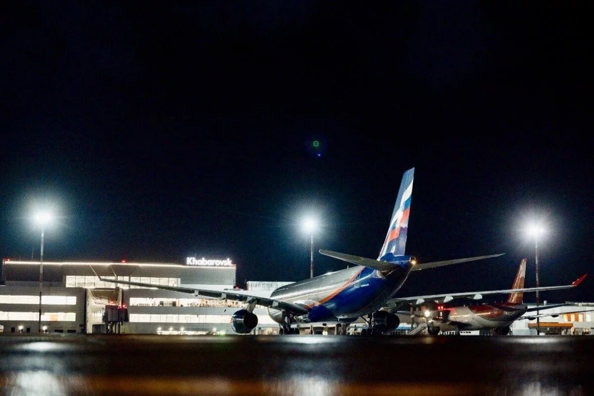   Сотни пассажиров застряли в аэропорту Хабаровска из-за задержки рейса
