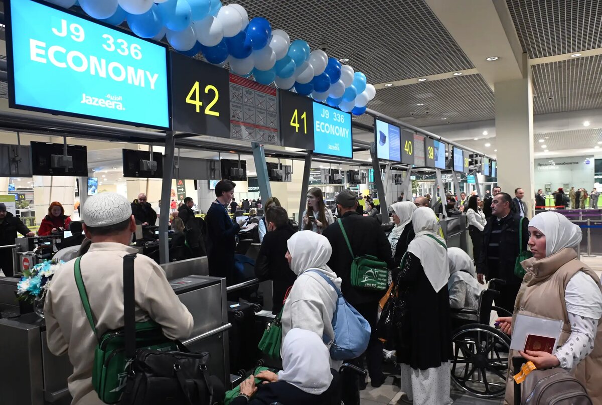     Пассажиры в очереди у стоек регистрации авиакомпании Jazeera Airways. © РИА Новости. Максим Блинов