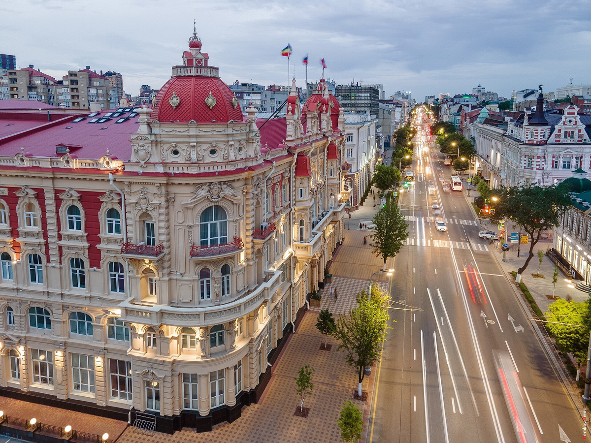 Вечером здание выглядит даже более впечатляюще, чем днём. Кстати, несколько лет назад систему подсветки обновили — теперь освещение выбирают исходя из времени года или праздников