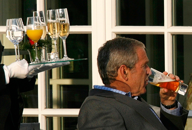 Солёный крекер и синяк на лице: странности президентского меню при Джордже Буше-младшем