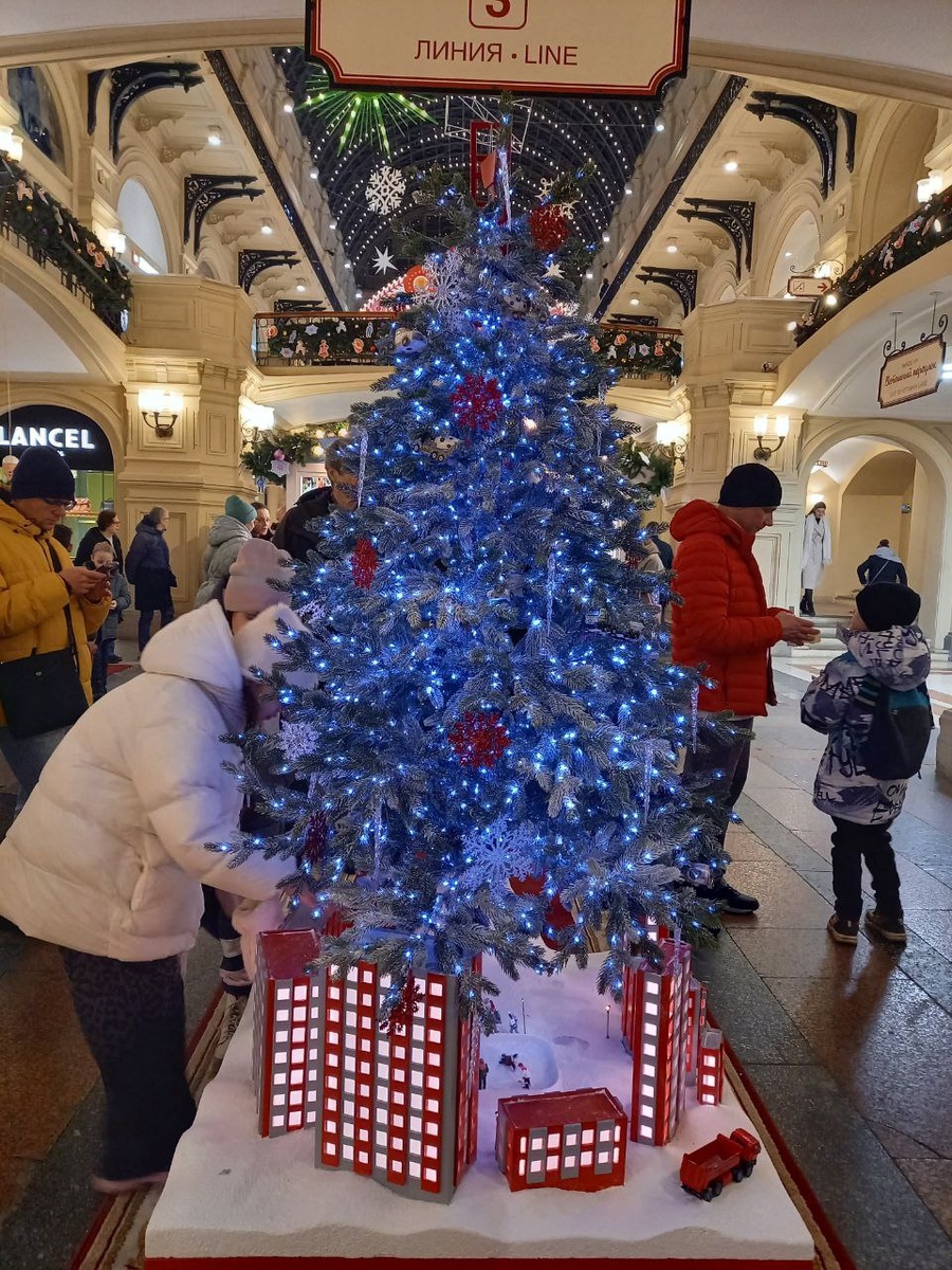 Как украсили ГУМ к Новому году в 2025-2026 году