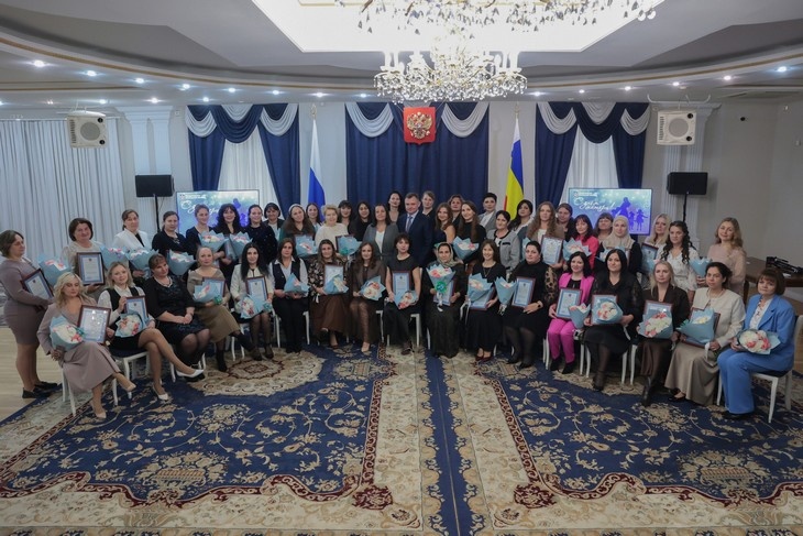 Юрий Слюсарь поздравил многодетных мам Дона