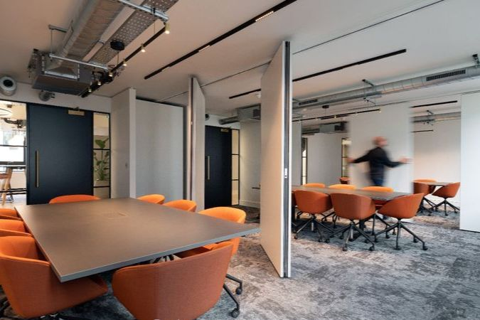 Перегородки на рельсовых или трекинговых направляющих