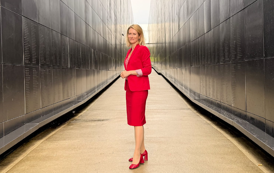 Кайя Каллас у мемориала жертвам коммунизма в Таллинне © Кристоф Шильтц