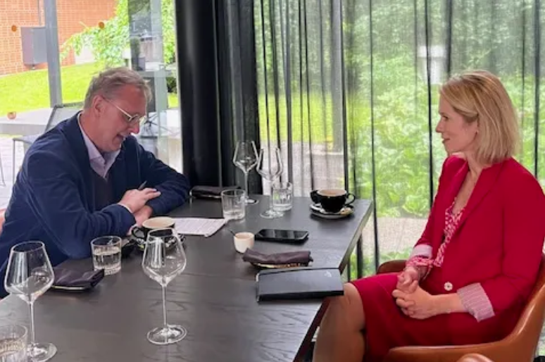 Корреспондент WELT Кристоф Б. Шильтц в беседе с Кайей Каллас © Кристоф Б. Шильц