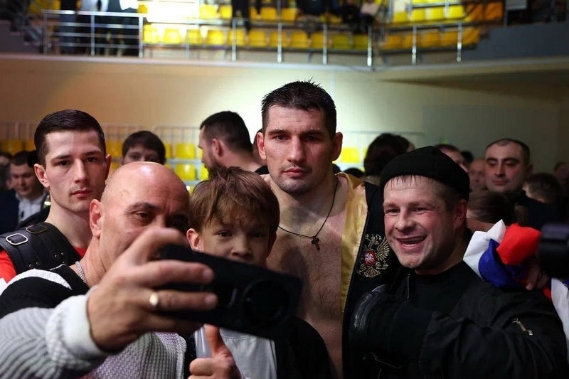    Профессиональный российский боксёр, действующий участник спецоперации Алексей Папин на ринге встретился с камерунцем Ролли Ламбертом.