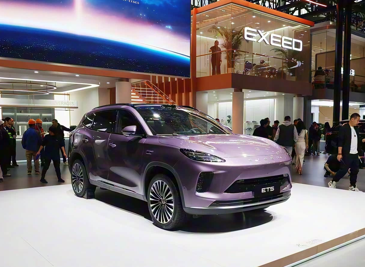 Новый гибридный кроссовер Exeed Exlantix ET5