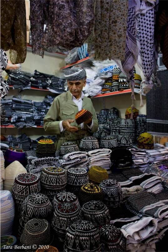 Внутри старого курдского базара, известного как Кайсари. Магазин курдских шапок и джамадани (курдских тюрбанов). Эрбиль (Иракский Курдистан) / Источник: pinterest.com