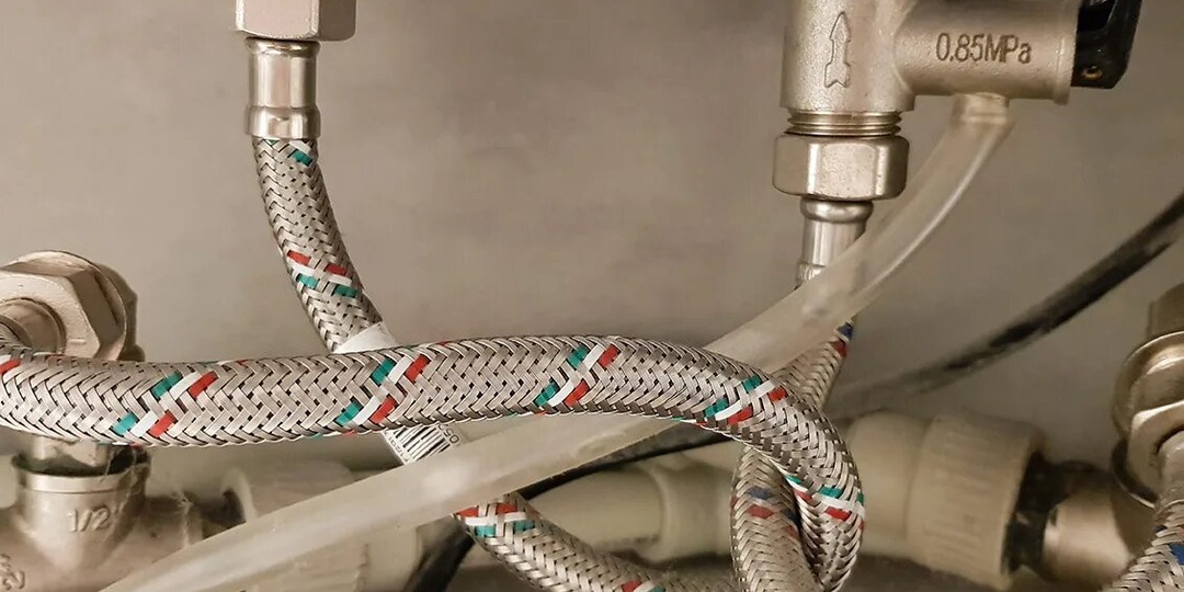 Гибкая подводка — главный виновник потопов: чем её заменяют умные хозяева?