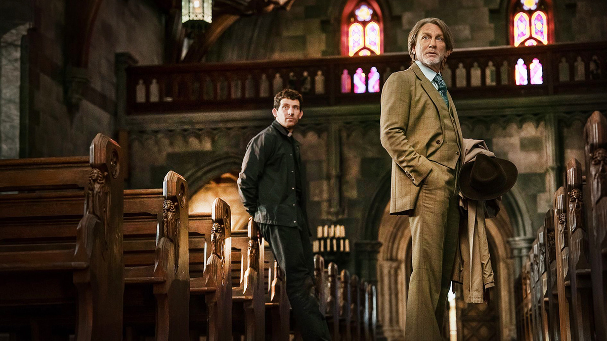 Остроумный детектив, в котором блестящий сыщик Бенуа Блан снова будет раскрывать убийство, и между делом вытаскивать на свет тёмные секреты.