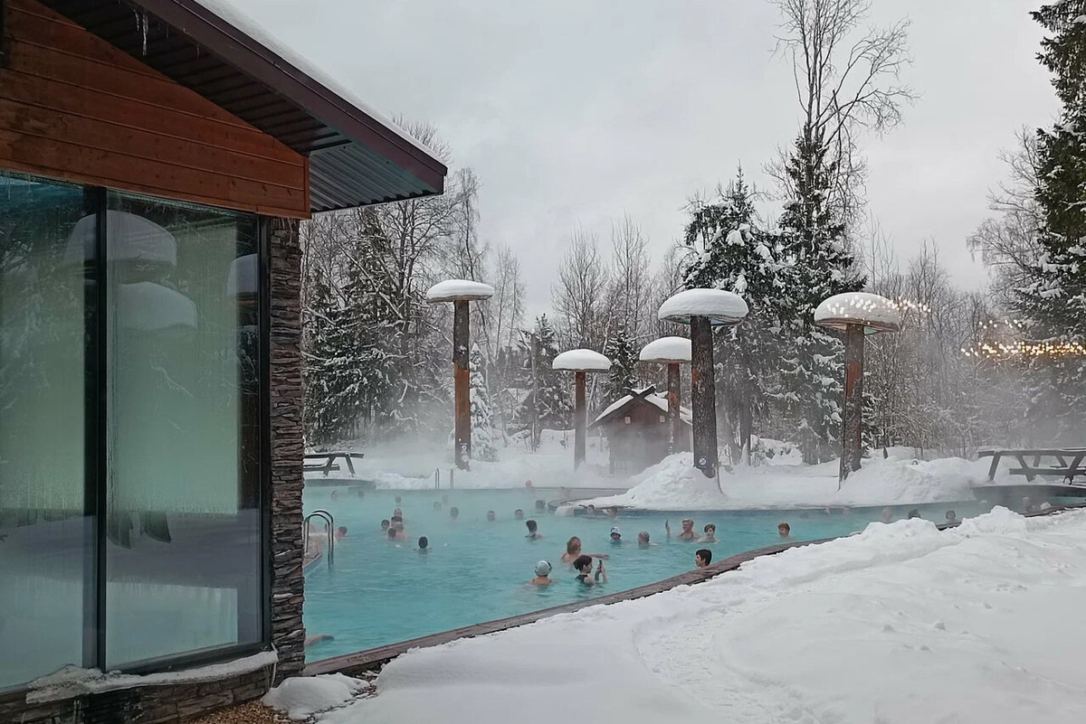 В отеле есть прокат коньков и лыж, так что удобно запланировать сразу несколько зимних активностей на один день. Фото: «Солнечный» / Яндекс Путешествия