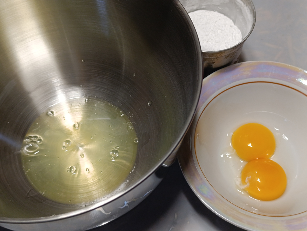 Белки, сахарная пудра и желтки