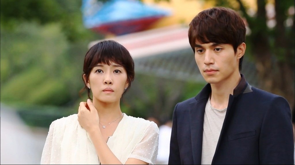 Герои молчат, рот не открывают, но наличие вставных зубов выдает натянутое выражение в области верхней челюсти...