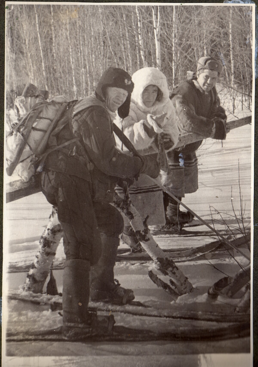 Слева - "лесник" Иван Пашин (агент Ивдельлага); в центре - манси Алексей Анямов; справа - "пожарник" капитан Чеглаков (агент Ивдельлага). Фото сделано 26 февраля 1959 года в лагере группы Слобцова на Ауспии после соединения группы Слобцова с группой Неволина, прибывшей на оленьих упряжках из Суеватпауля.  