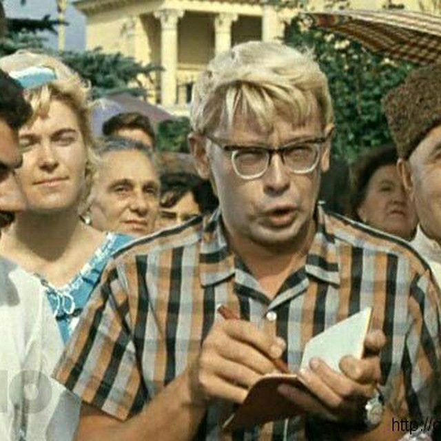 "Будьте добры, помедленнее! Я записываю..." / Кадр из т/ф "Кавказская пленница". Фото из открытых источников.