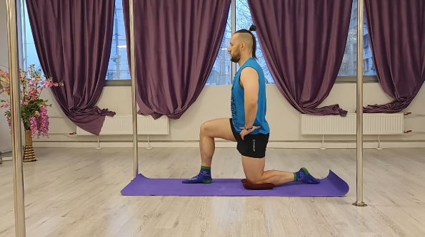 На картинке показываю упражнения подвижности в коленном и тазобедренном суставе